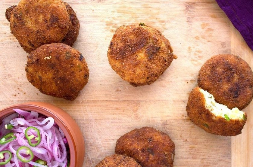 1. Этап. Котлетки из куриной грудки: 6. Сперва выложите котлеты на полотенце, а затем уже переложите на тарелку. Нарежьте тонкими полукольцами лук и смешайте его с тонкими кольцами перца чили, заправьте салат растительным маслом и подавайте с котлетами.