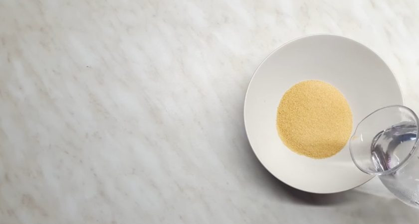 1. Этап. Сметанное желе Полосатое: 1. Для начала залейте желатин холодной водой и на водяной бане доведите его до температуры 60 градусов.