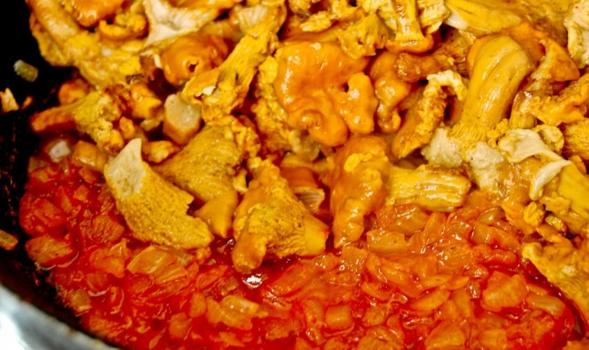 1. Этап. Лисички в сметане по-украински: В сковороде растапливаем масло, обжариваем в нем мелко нарезанный лук. Когда лук станет мягким - добавляем паприку. Перемешиваем, добавляем лисички, накрываем крышкой и готовим 35-40 минут на среднем огне. Лисички будут тушиться в собственном соку, поэтому масла больше добавлять не надо.