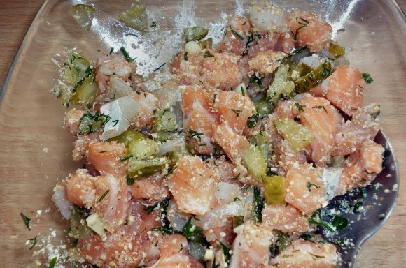 1. Этап. Фаршированные помидоры рыбой: 2. Измельчаем филе рыбы на блендере, добавляем мелко нарезанные соленые огурцы и майонез. Теперь этой массой можно начинять помидоры.