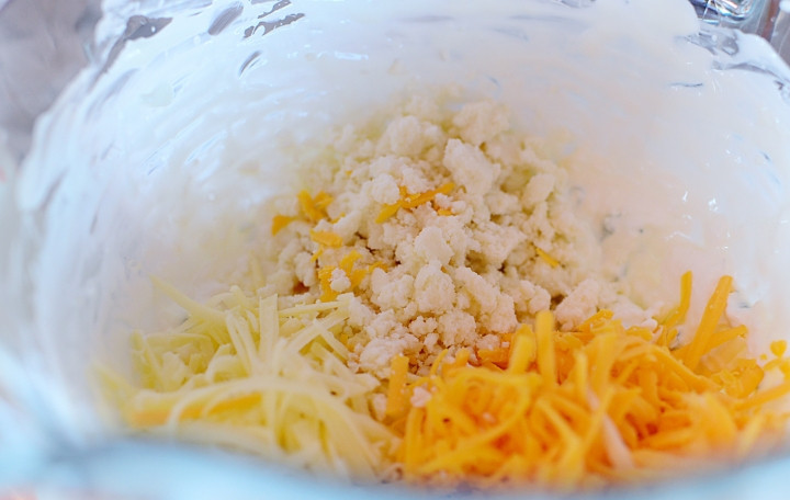 1. Этап. Соус из жареной кукурузы: 4. Добавьте тертые сыры, тмин, паприку, кайенский перец, соль, перец и сок лайма. Взбейте все в однородную смесь.