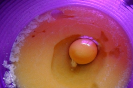 1. Этап. Капкейки на день рождения ребенка: 3. Вбиваем 1 яйцо, снова тщательно перемешиваем, после чего добавляем остальные два.