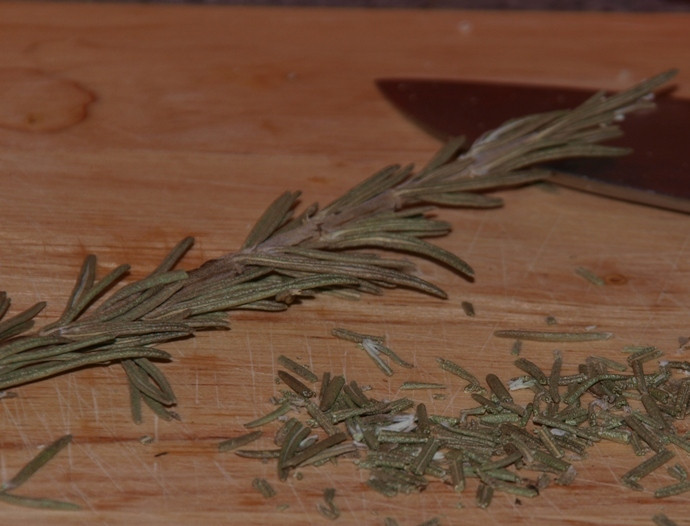 1. Этап. Свиная вырезка с розмарином: 2. Нарезаем мелко розмарин.