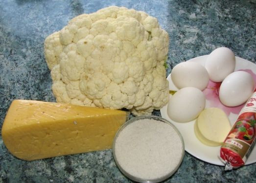 1. Этап. Запеканка из цветной капусты с яйцом: 1. Для приготовления этого блюда нам понадобится минимальный набор продуктов. Цветная капуста в запеченном виде под сырной шапочкой - это идеальный вариант для ужина и даже для праздничного стола. Не редко хозяйки готовят блюда на основе цветной капусты по разным рецептам. Эта идея мне также понравилась, поскольку запеканка из цветной капусты с яйцом - простое, быстрое и очень вкусное блюдо.