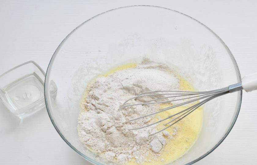 1. Этап. Протеиновые капкейки: Соедините жидкие составляющие с сухими ингредиентами. Кокосовое масло растопите в микроволновой печи в течение 30 секунд, остудите и влейте в тесто.