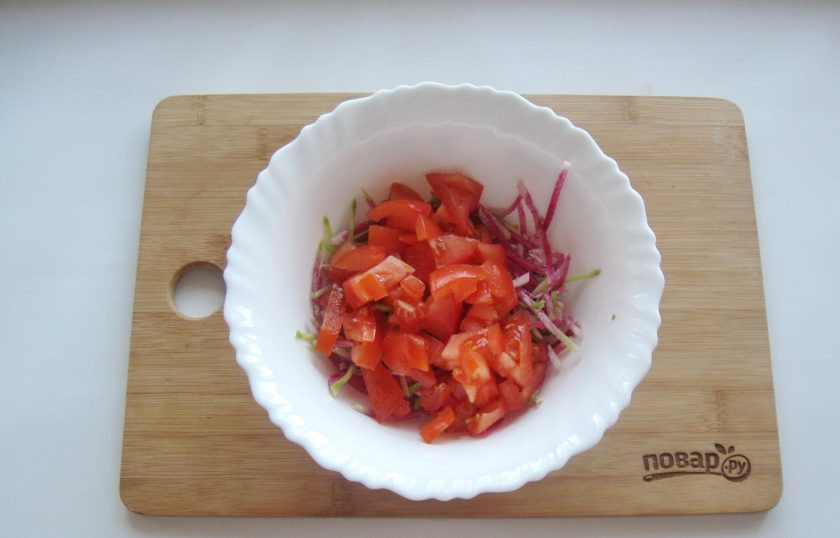 1. Этап. Салат из редьки зеленой: Помидор помойте и нарежьте не очень мелко.