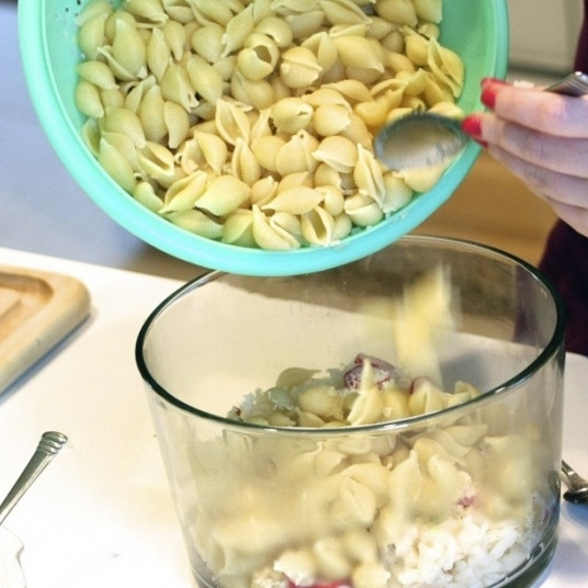 1. Этап. Салат с крабовым мясом: Добавляем отваренные до готовности и остуженные до комнатной температуры макароны.