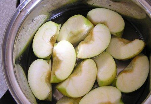 1. Этап. Яблочное желе: В кастрюлю кладем яблоки, заливаем водой, добавляем сахар. Доводим до кипения и кипятим, пока яблоки не станут мягкими.