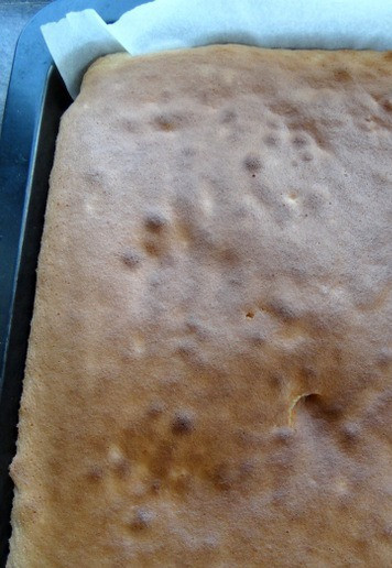 1. Этап. Трайфлы с лимонным курдом: Выпекать при температуре 170 градусов, до сухой спички, примерно 8-10 минут. Оставить бисквит остывать.