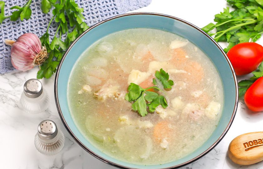 1. Этап. Холодец на костях: Залейте бульон на овощи и поместите емкость в холодильник или на холод. Добавьте немного зелени и притопите ее в бульон, чтобы она не заветрилась.