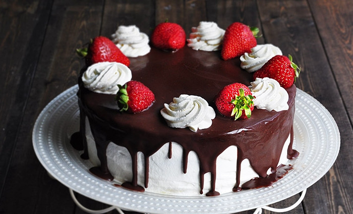 1. Этап. Шоколадный торт с заварным кремом: Готовый шоколадный торт с заварным кремом подавайте с кофе или чаем. Приятного аппетита!