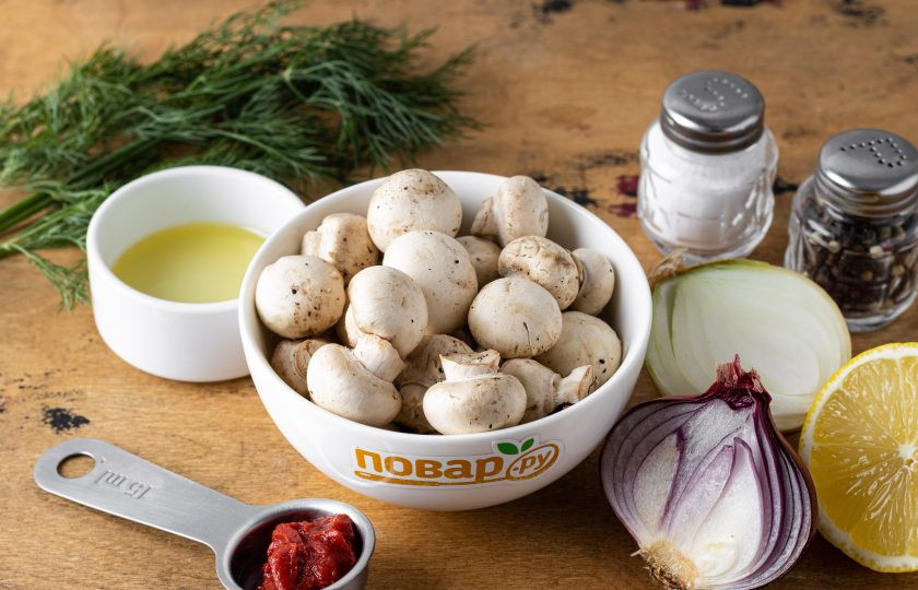 1. Этап. Грибы по-гречески: Подготовьте все ингредиенты.