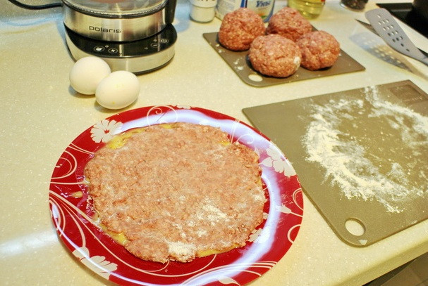 1. Этап. Бризоль в духовке: Яйцо также немного солим и перекладываем в него лепешку из фарша.