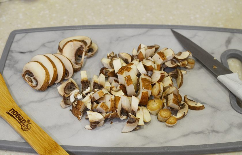 1. Этап. Сливочный рис с грибами: 1. Грибы нарежьте кубиком, один гриб тонкими пластинками.