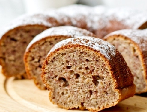 1. Этап. Кекс из бананов: Влейте тесто в форму для выпечки. Поставьте запекаться кекс в духовку при 180 градусов в течение 50 минут. Подавайте выпечку, перевернув её и посыпав пудрой.