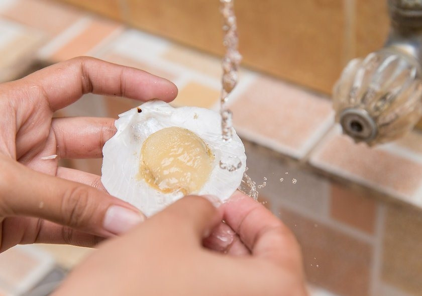 1. Этап. Морской гребешок: Промойте гребешки под прохладной проточной водой.