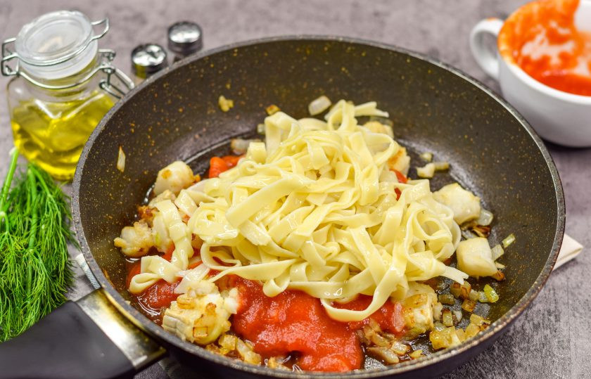 1. Этап. Паста с филе минтая: Пасту отдельно отварите 7 минут, после добавьте ее в сковороду и перемешайте все.