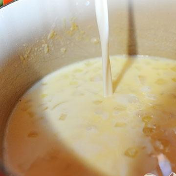 1. Этап. Нежный сырный суп с брокколи: 1. Нарезать луковицу кубиками. Разделить брокколи на соцветия. Растопить сливочное масло в кастрюле на среднем огне, затем добавить лук. Обжаривать лук в течение 3-4 минут, затем посыпать мукой сверху. Перемешать и готовить 1 минуту, затем влить молоко и молоко пополам со сливками.