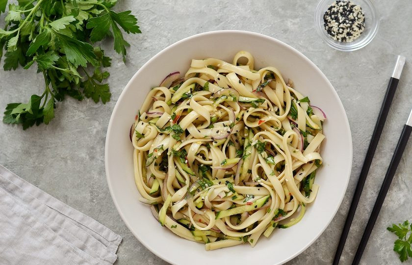 1. Этап. Китайская холодная лапша: Перед подачей лапшу можно посыпать кунжутом. Приятного вам аппетита!