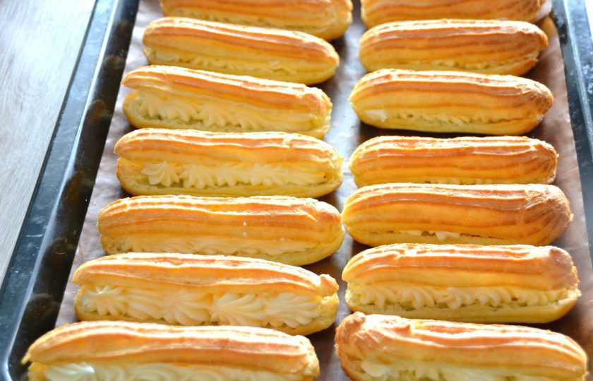 1. Этап. Крем Пломбир для эклеров: Сделайте в эклерах продольные надрезы, переложите крем в кондитерский мешок, начините кремом.