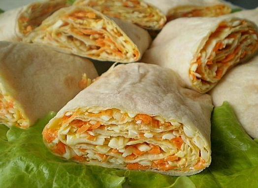 1. Этап. Лаваш с морковкой и сыром: Нарезаем рулет порционными кусочками. Готово! Приятного аппетита!