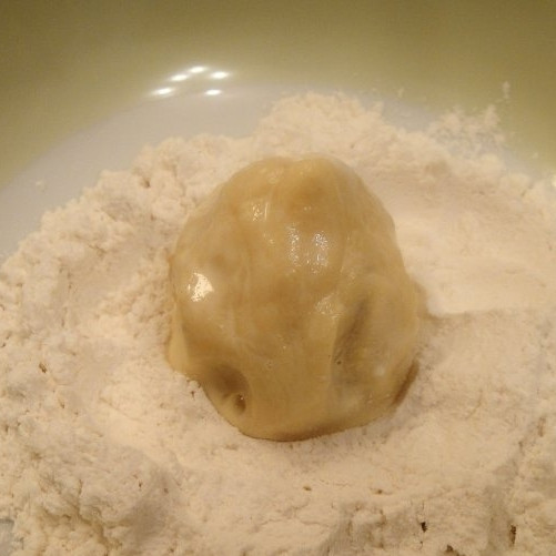 1. Этап. Пирожки с курицей и картошкой: Обваливаем в муке.