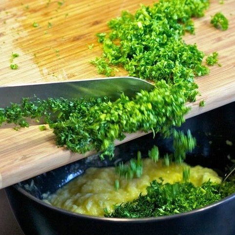 1. Этап. Кабачковые оладьи с козьим сыром: Свежую зелень мелко рубим и тоже добавляем в кабачковое тесто.