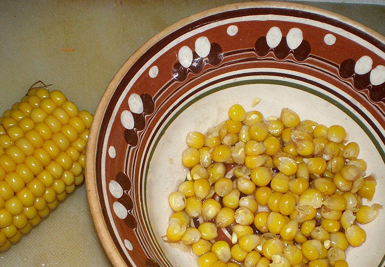 1. Этап. Салат из маринованной кукурузы: Отделить зерна от початков, сложить в миску и смешать с солью, сахаром и уксусом.