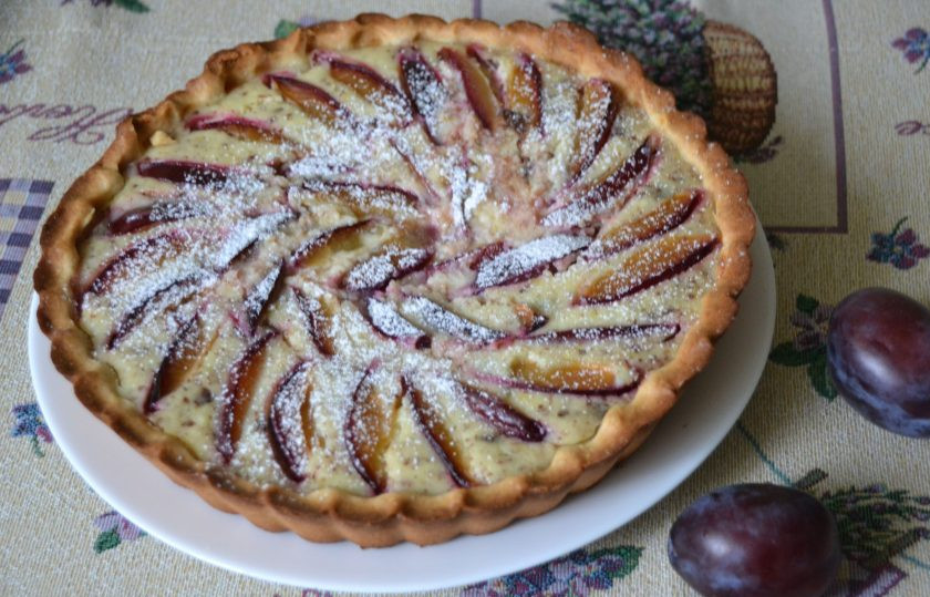 1. Этап. Лимонный торт с рикоттой: Переложите торт на тарелку, при желании можно посыпать сахарной пудрой.