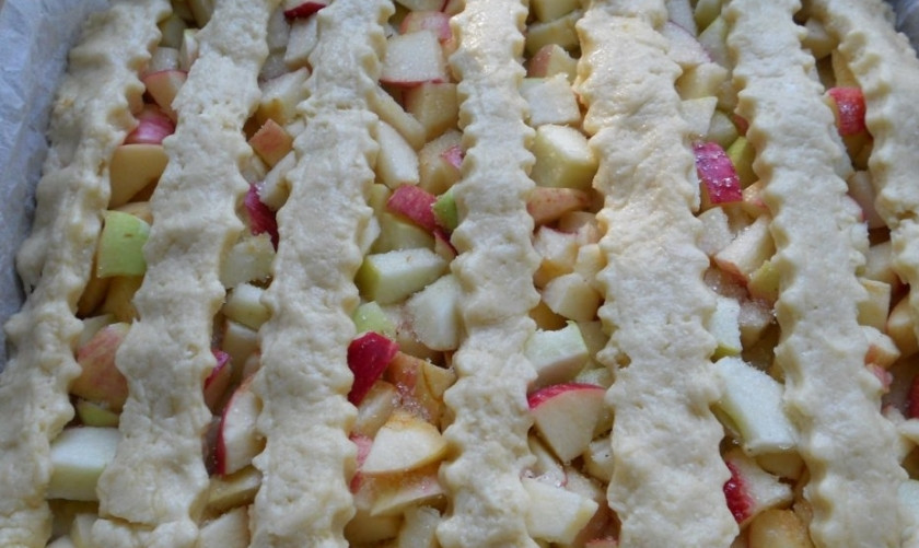 1. Этап. Яблочный пирог из творожного теста: 6. Выкладываю яблоки одним слоем. Второй кусок теста раскатываю тонко и нарезаю на фигурные полоски (можно и на обычные). Выкладываю полоски на яблоки, защипываю по бокам.