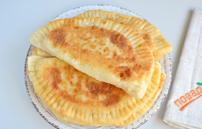 1. Этап. Вкусные кутабы с сыром и зеленью: 9. Жарьте кутабы на горячей сковороде с небольшим количеством масла. Или можно жарить их на сухой сковороде, а после смазывать сливочным маслом. Приятного!