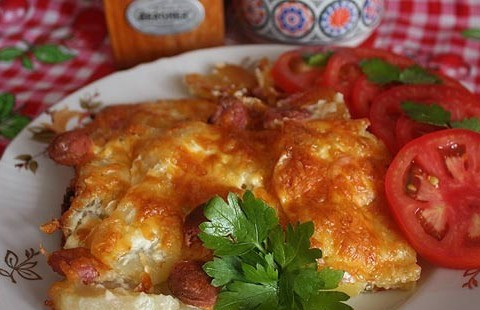 1. Этап. Запеканка с сосиской и картошкой: Как только блюдо покроется ароматной румяной корочкой, его можно вынимать из духовки и ставить вкуснейшую запеканку к обеденному столу. Приятного всем аппетита!