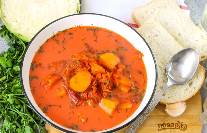 1. Этап. Еврейский борщ: Разлейте борщ по-еврейски в глубокие тарелки и подайте к столу с несладкой выпечкой.