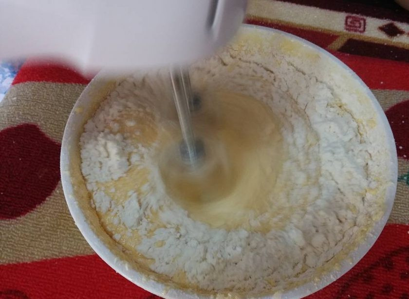 1. Этап. Легкий апельсиновый кекс: 4. В отдельной емкости смешайте муку, соль, разрыхлитель и соду. Просейте смесь сухих ингредиентов в масляную смесь.