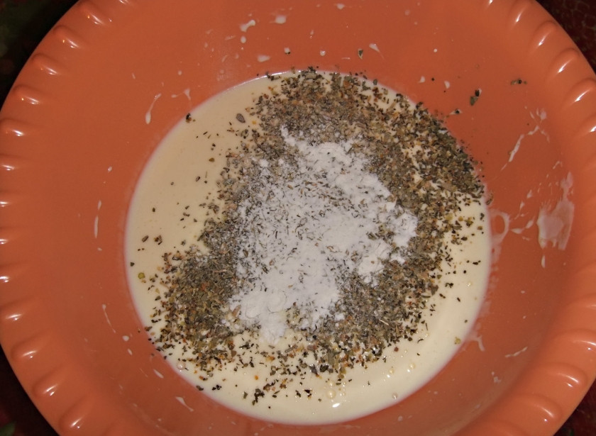 1. Этап. Пицца с помидорами в мультиварке: 3. Добавим к тесту соль, итальянские травы (специи можете выбирать на ваш вкус), разрыхлитель. Смешаем до образования однородной массы.