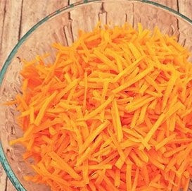 1. Этап. Охотничий салат: Остальную морковь натрите на крупной терке.