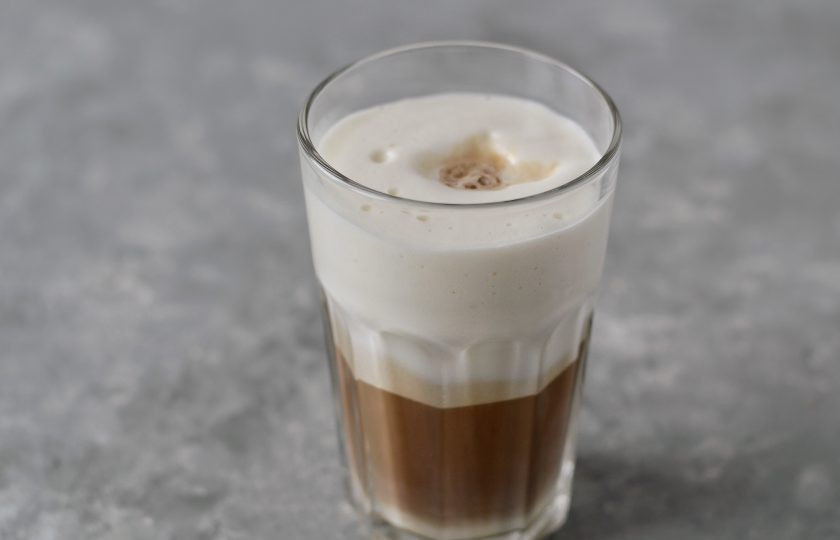 1. Этап. Мятный латте: Затем тонкой струйкой влейте кофе.