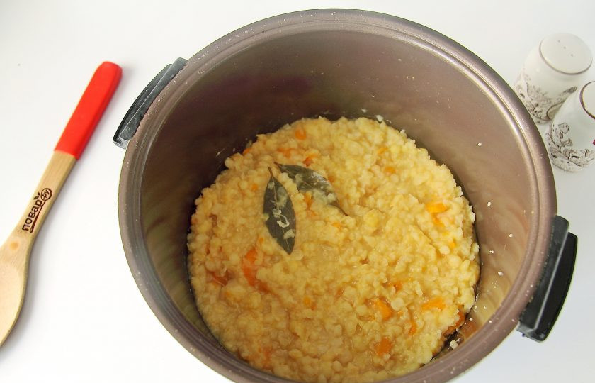 1. Этап. Гороховая каша с тушенкой в мультиварке: Горох должен стать мягкий, а вода почти полностью впитаться. Примерно через час можете периодически проверять готовность. По желанию гороховую кашу в конце можете размять в пюре.