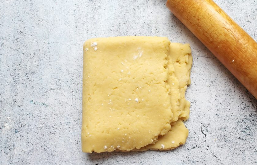 1. Этап. Песочно-слоеное тесто: Снова раскатайте тесто толщиной один сантиметр и сложите в четыре раза. Тесто готово к приготовлению изделий.