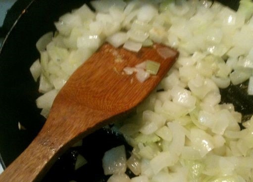 1. Этап. Быстрый луковый пирог: 4. Почистите лук. Порежьте его маленькими кубиками. Обжаривайте в масле, растопленном на сковородке, до появления характерного золотистого цвета. Затем слегка остывший обжаренный лук выложите на тесто. Равномерно распределите его.