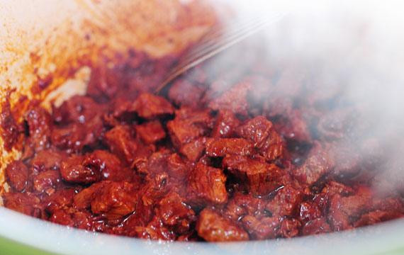 1. Этап. Пряная говядина с крупой и сыром: 3. Уменьшить огонь до слабого, накрыть крышкой и тушить от 2 1/2 до 3 часов, до тех пор, пока мясо не станет мягким, а жидкость не загустеет. Следите за мясом и добавьте больше мясного бульона, если необходимо.