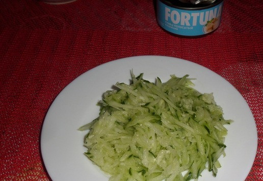 1. Этап. Закуска из риса А-ля Онигири: Огурец трем на крупной терке и отжимаем сок.