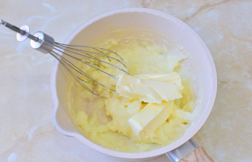 1. Этап. Меренговый рулет с заварным кремом: К остывшему крему вмешайте мягкое сливочное масло.