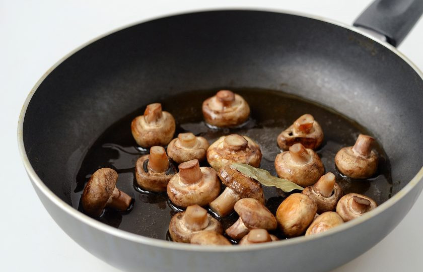 1. Этап. Маринованные грибы с луком: Когда из грибов испарится вся жидкость, влейте маринад в сковороду. Тушите под закрытой крышкой 10 минут на медленном огне.