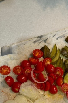 1. Этап. Салат Биг Мак: Нарезать огурцы, помидоры, лук кольцами