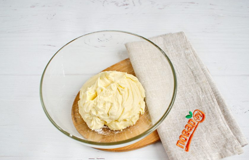 1. Этап. Печенье 3 ингредиента: Размягченное сливочное масло соедините с сахарной пудрой, взбейте миксером до однородности.