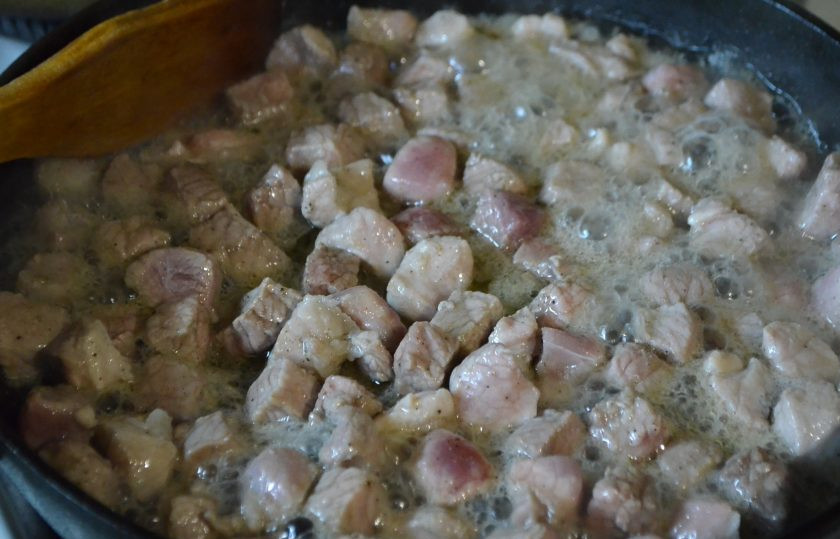 1. Этап. Сырные булочки с мясной начинкой: На трех столовых ложках масла обжарьте мясо несколько минут, огонь сильный.