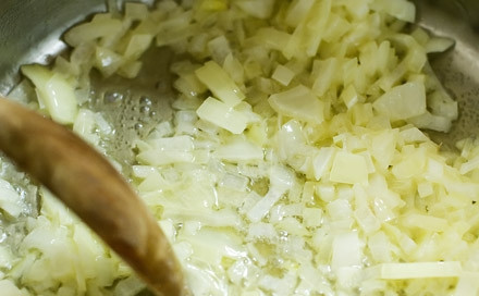 1. Этап. Суп с консервированными помидорами: Растопите в кастрюле сливочное масло и обжарьте на нём лук до мягкости.