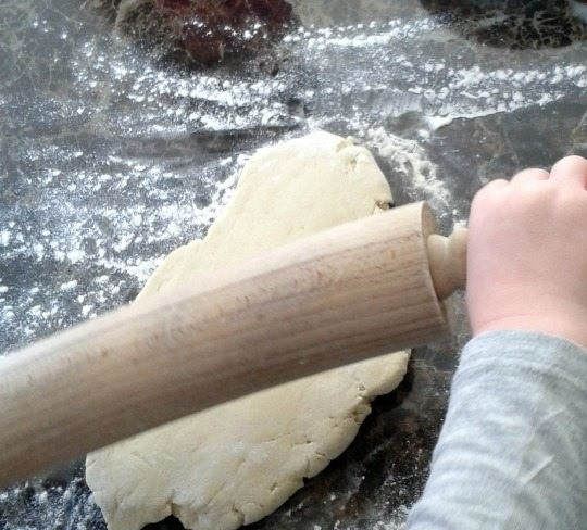 1. Этап. Булочки-рулеты с сырной начинкой: 1. В чашу миксера выложите мягкое сливочное масло, к нему добавьте муку. Размешайте, добавьте паприку и влейте 100 миллилитров молока, перемешайте и по необходимости влейте еще молока, если тесто не держится. Выложите тесто на стол и раскатайте.