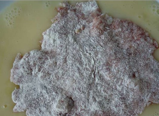 1. Этап. Яичный рулет с фаршем: Яйцо выливаем в плоскую тарелку. Из фарша формируем лепешку (добавьте муки немного). Выложите сверху на яйцо.